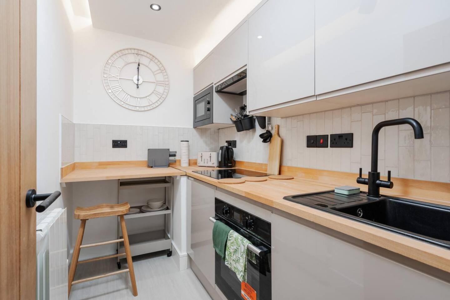 Kitchenette Wm Sofa Bed Ensuite Parking Apartment *