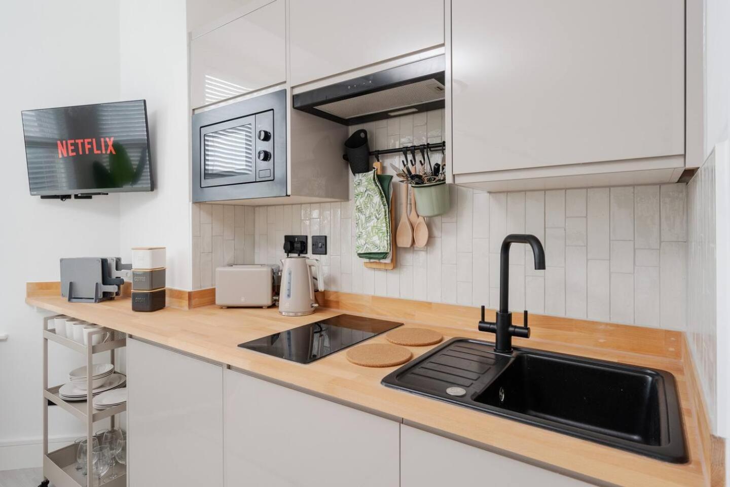 Kitchenette Wm Sofa Bed Ensuite Parking