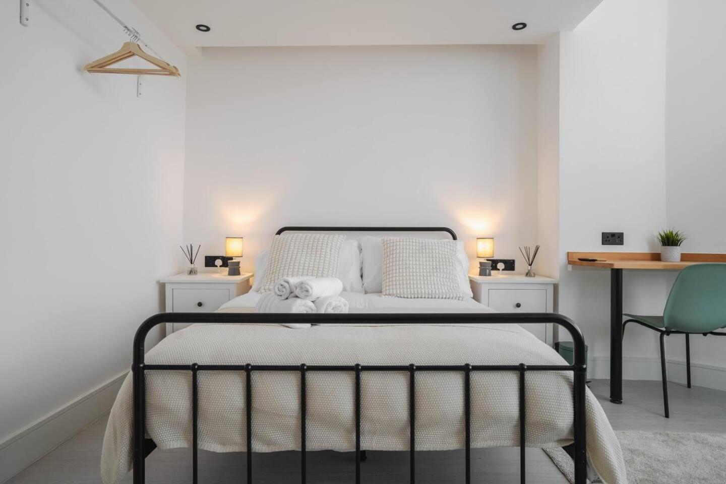 Kitchenette Wm Sofa Bed Ensuite Parking Apartment