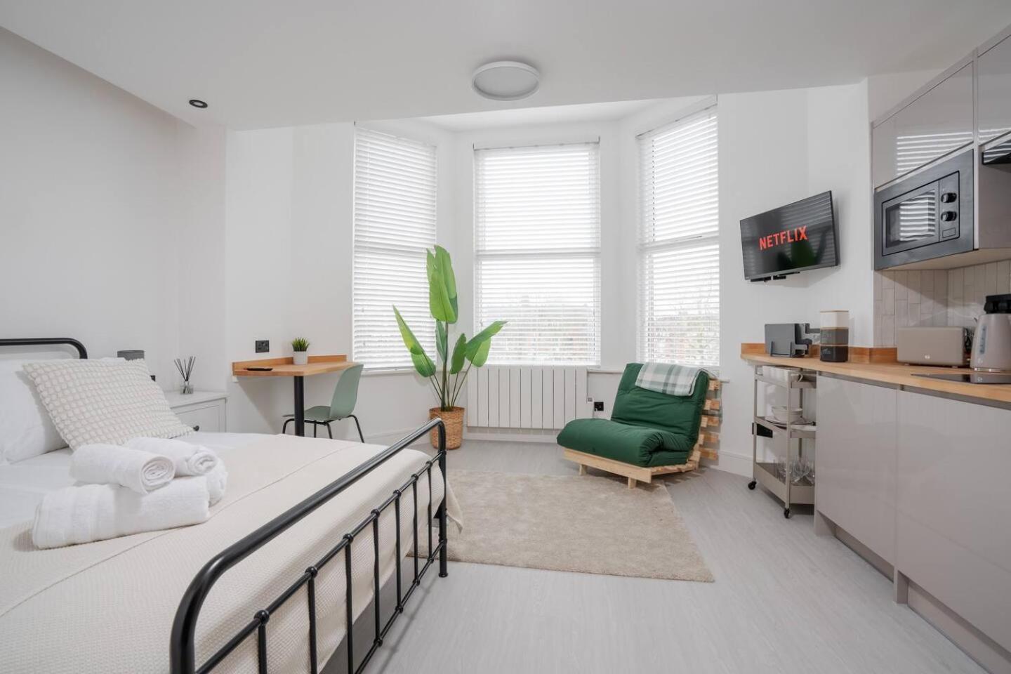 Apartment Kitchenette Wm Sofa Bed Ensuite Parking Liverpool